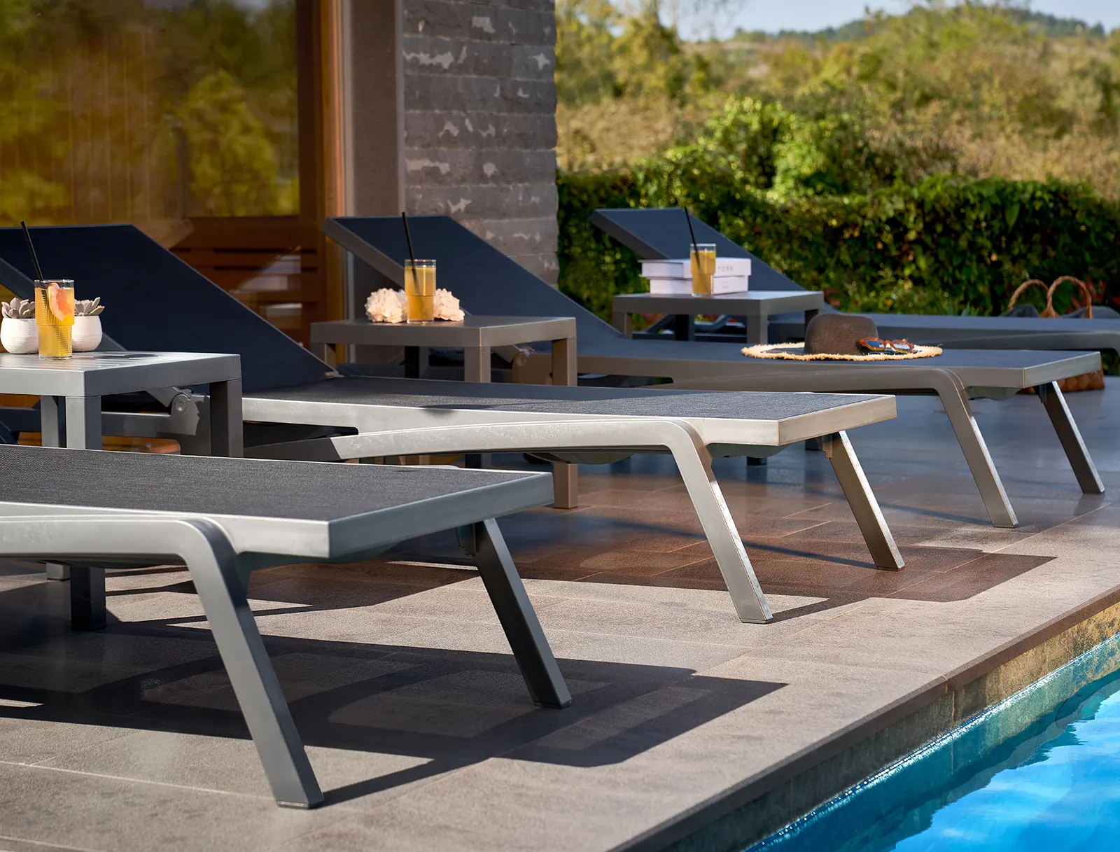 Pacific Lounge poolside